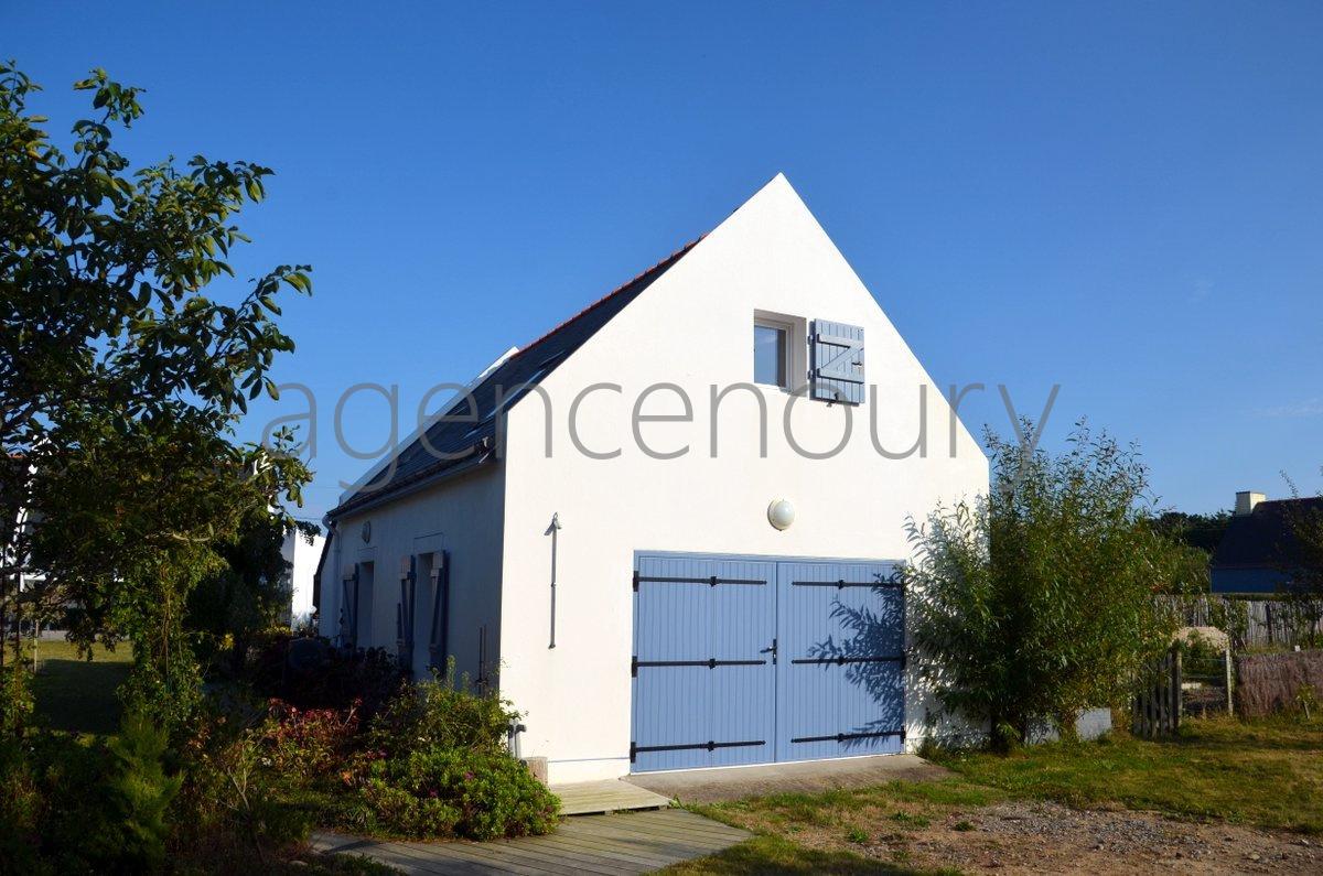 Cette maison contemporaine est ne de lenvie de profiter  chaque instant de la nature luxuriante qui lenvironne, et de disposer de grands espaces. 