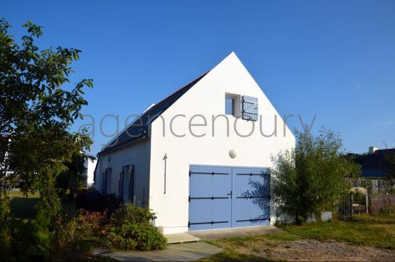 Cette maison contemporaine est ne de lenvie de profiter  chaque instant de la nature luxuriante qui lenvironne, et de disposer de grands espaces. 