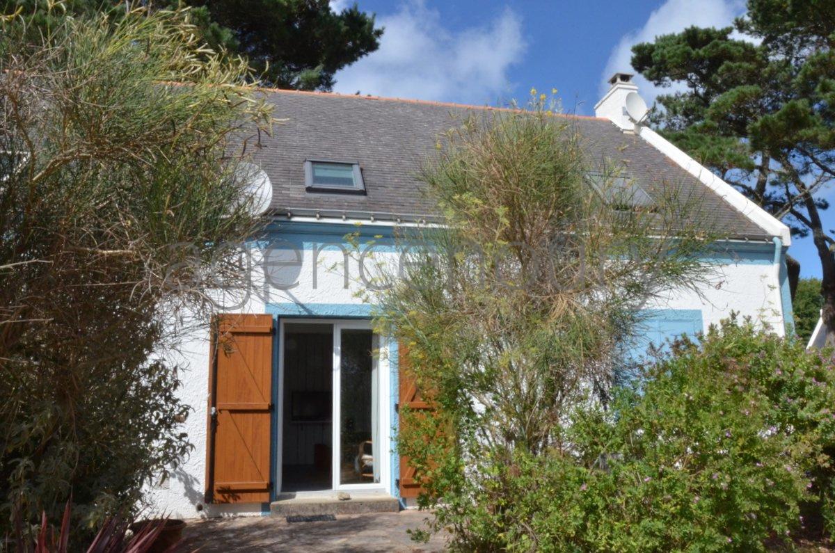 Cette maison toute simple, proche de la cote, profite d'une localisation pleine d'attrait.