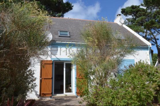 Cette maison toute simple, proche de la cote, profite d'une localisation pleine d'attrait.