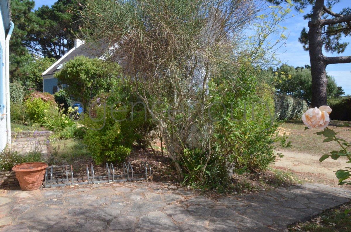 Cette maison toute simple, proche de la cote, profite d'une localisation pleine d'attrait.