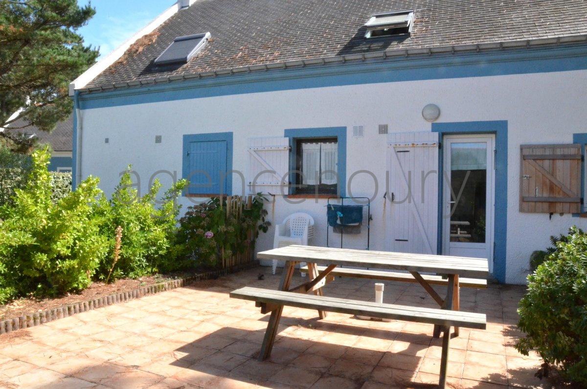 Cette maison toute simple, proche de la cote, profite d'une localisation pleine d'attrait.