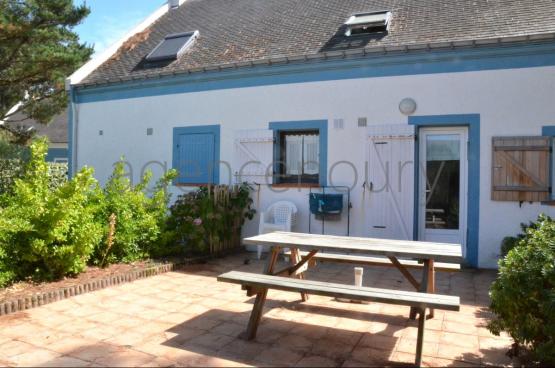 Cette maison toute simple, proche de la cote, profite d'une localisation pleine d'attrait.