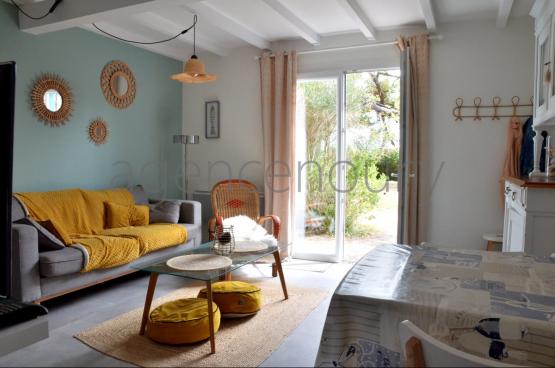 Cette maison toute simple, proche de la cote, profite d'une localisation pleine d'attrait.