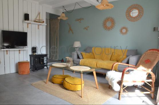 Cette maison toute simple, proche de la cote, profite d'une localisation pleine d'attrait.