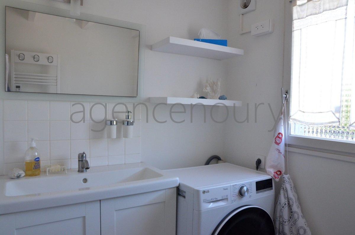 Cette maison toute simple, proche de la cote, profite d'une localisation pleine d'attrait.