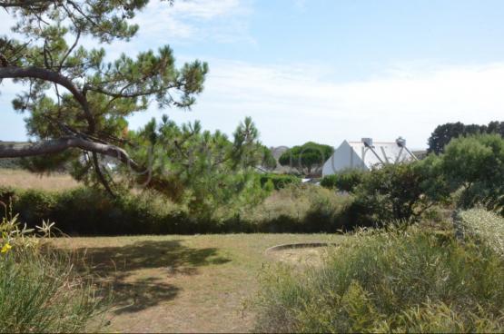 Cette maison toute simple, proche de la cote, profite d'une localisation pleine d'attrait.