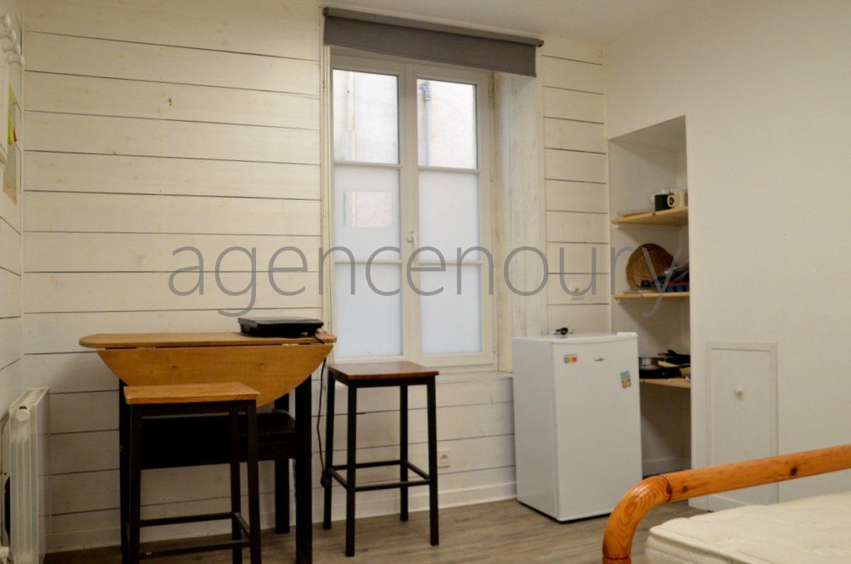 Ce studio, d'une surface de 17.90m�, est situ� au c�ur de Le Palais.