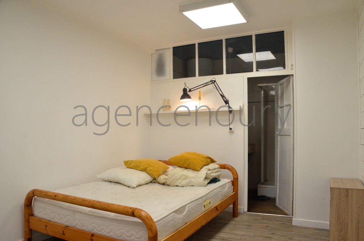 Ce studio, d'une surface de 17.90m�, est situ� au c�ur de Le Palais.