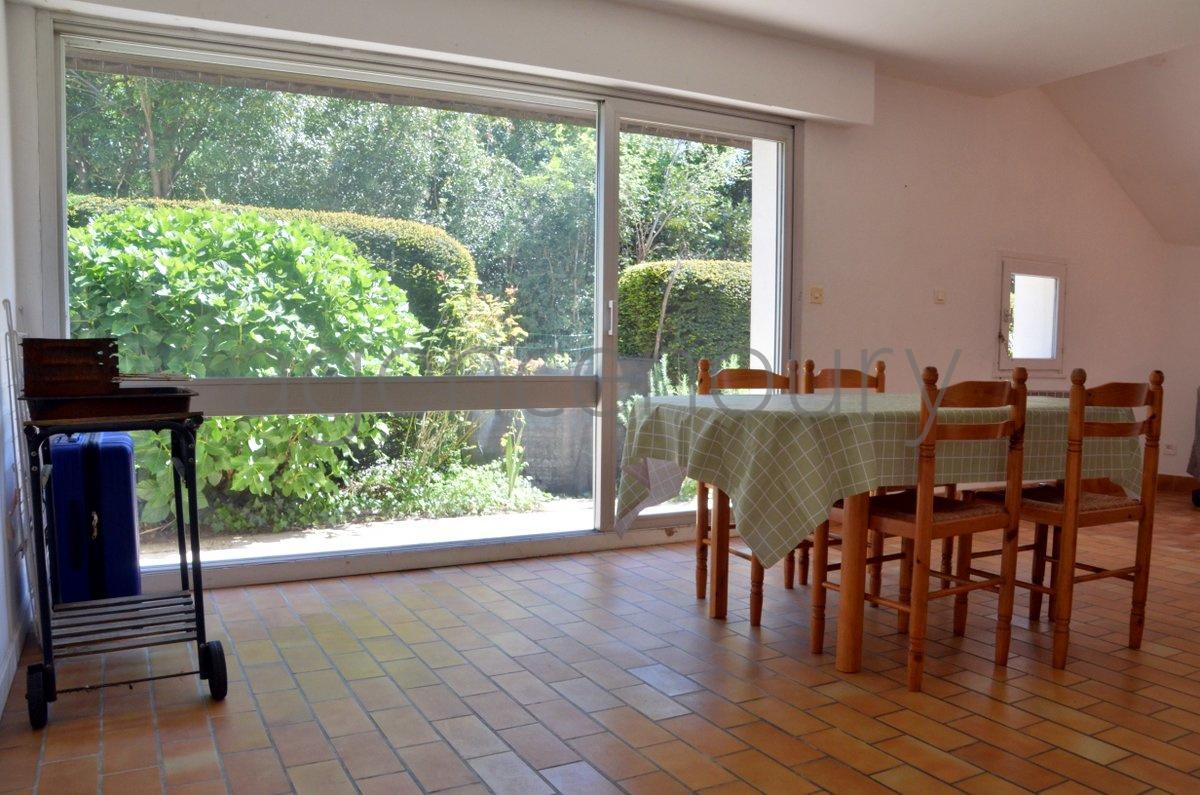 A 500 m�tres du c�ur de Palais, avec un jardin de plain pied (95m�) bord� de beaux arbres,