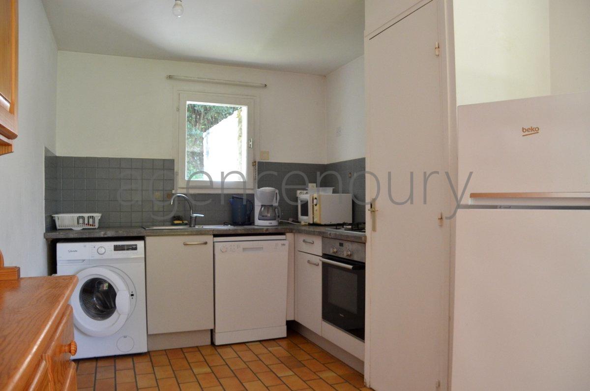 A 500 m�tres du c�ur de Palais, avec un jardin de plain pied (95m�) bord� de beaux arbres,