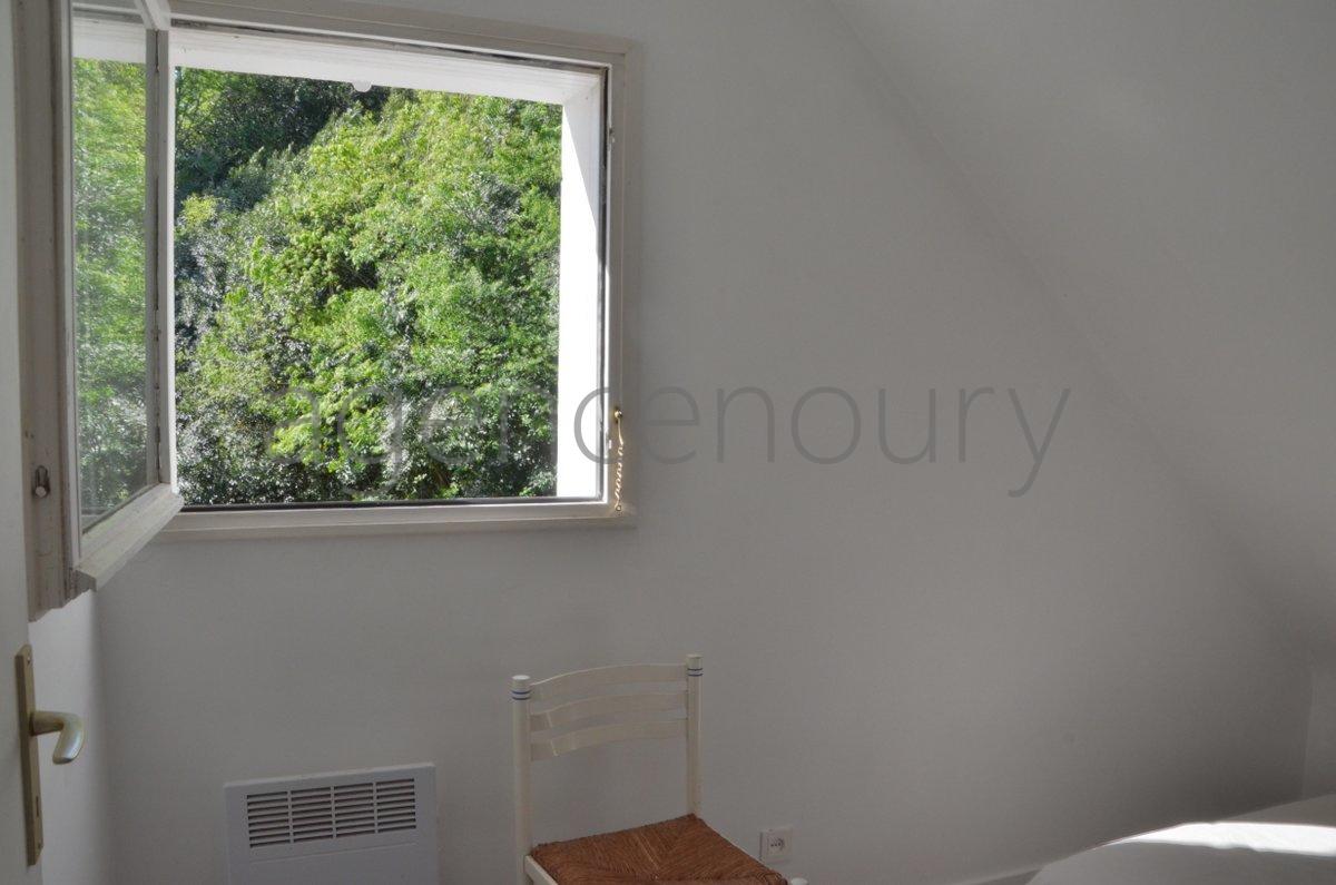 A 500 m�tres du c�ur de Palais, avec un jardin de plain pied (95m�) bord� de beaux arbres,