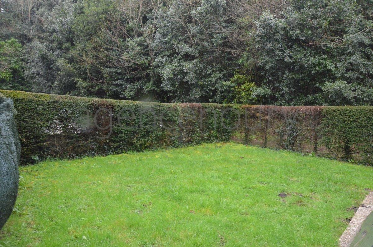 A 500 m�tres du c�ur de Palais, avec un jardin de plain pied (95m�) bord� de beaux arbres,