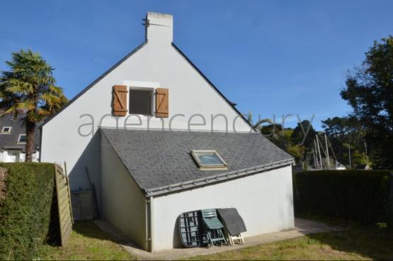 A 500 m�tres du c�ur de Palais, avec un jardin de plain pied (95m�) bord� de beaux arbres,