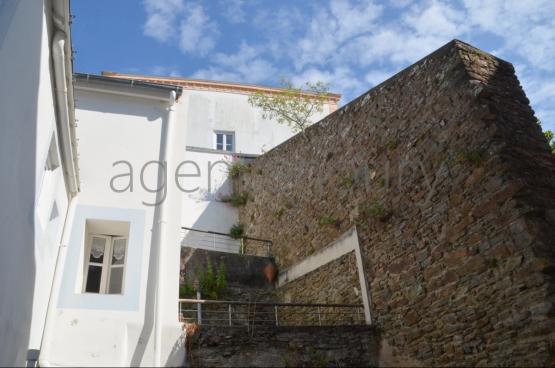Rarissime � Palais, cet appartement b�n�ficie de deux terrasses ensoleill�es jusqu'au soir en �t�. 