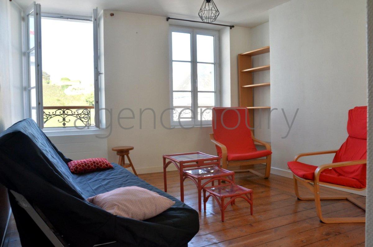 Situ� au c�ur de Le Palais, cet appartement b�n�ficie d'un agr�able d�gagement visuel.