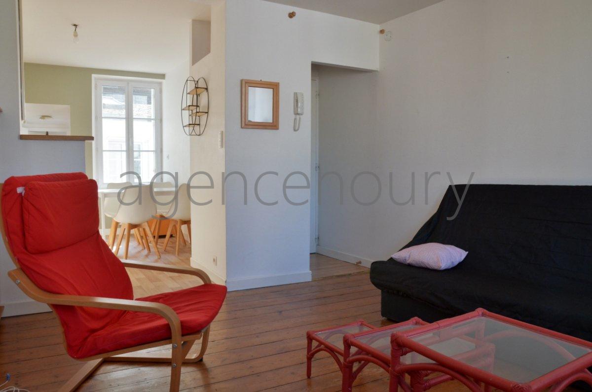 Cet appartement situ� au c�ur de Le Palais b�n�ficie d'un agr�able d�gagement visuel.