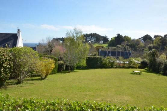 A deux pas de Palais, � l'extr�mit� d'une impasse, au-dessus d'une plage, au grand calme�