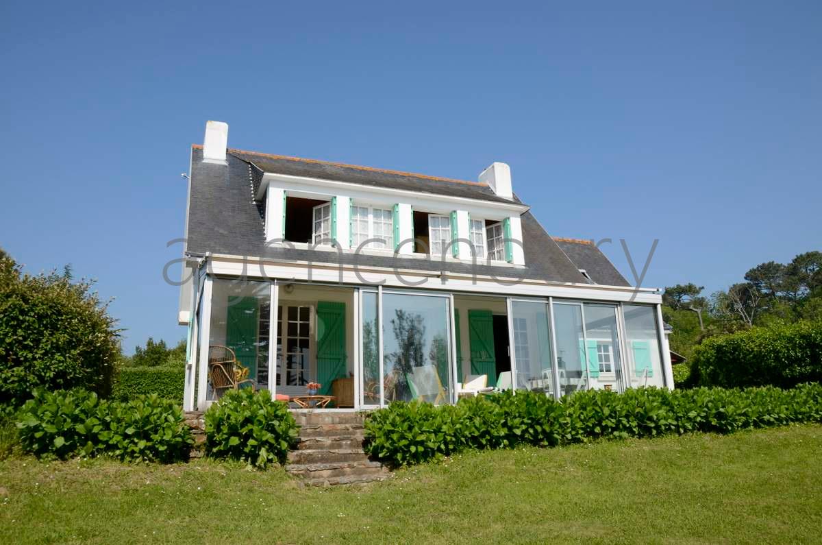 A deux pas de Palais, � l'extr�mit� d'une impasse, au-dessus d'une plage, au grand calme�