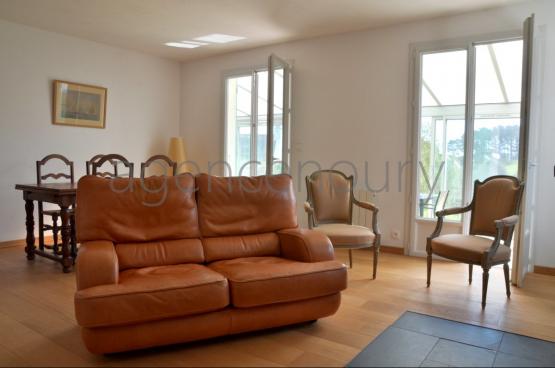 A deux pas de Palais, � l'extr�mit� d'une impasse, au-dessus d'une plage, au grand calme�