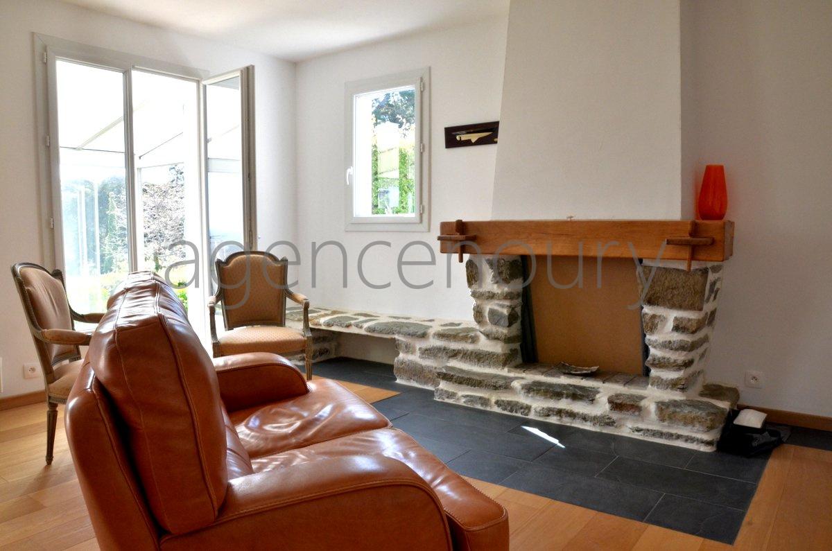 A deux pas de Palais, � l'extr�mit� d'une impasse, au-dessus d'une plage, au grand calme�