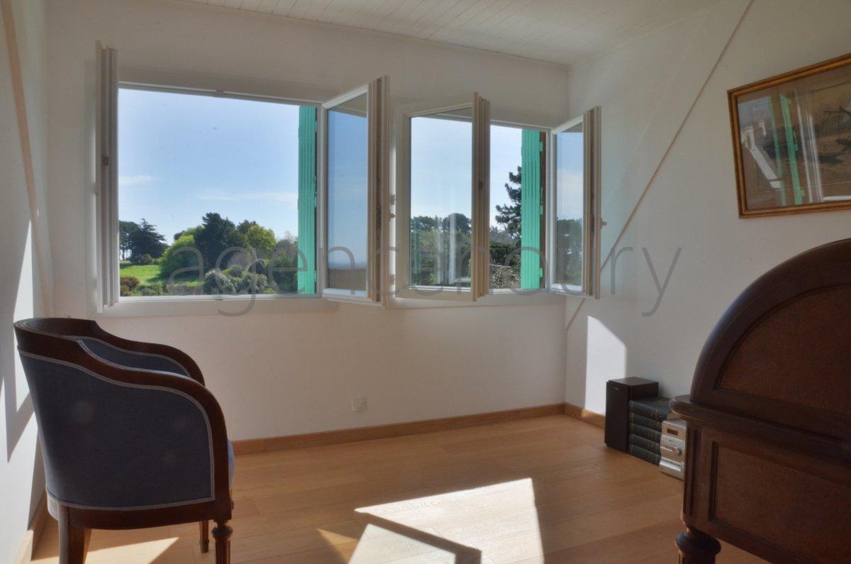 A deux pas de Palais, � l'extr�mit� d'une impasse, au-dessus d'une plage, au grand calme�