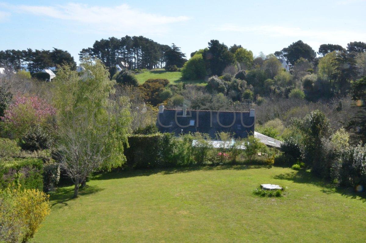 A deux pas de Palais, � l'extr�mit� d'une impasse, au-dessus d'une plage, au grand calme�