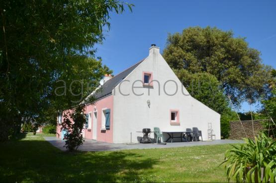Dans un cadre de vie paisible et verdoyant, environn�e de beaux arbres, cette maison est situ�e � 2.5 kilom�tres du c�ur de Palais. 