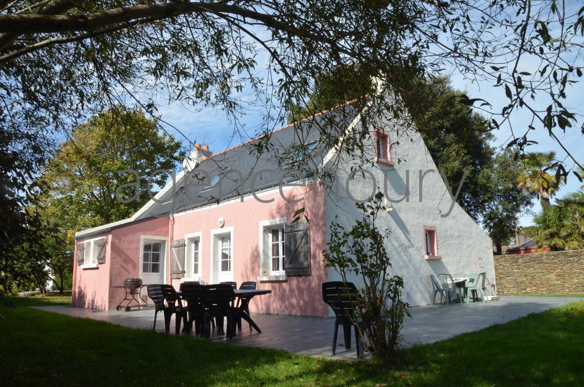 Dans un cadre de vie paisible et verdoyant, environn�e de beaux arbres, cette maison est situ�e � 2.5 kilom�tres du c�ur de Palais. 