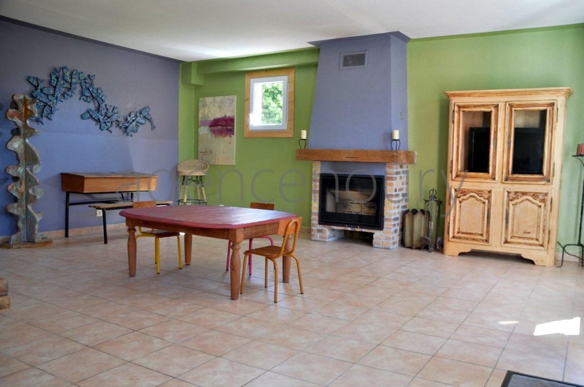 Dans un cadre de vie paisible et verdoyant, environn�e de beaux arbres, cette maison est situ�e � 2.5 kilom�tres du c�ur de Palais. 