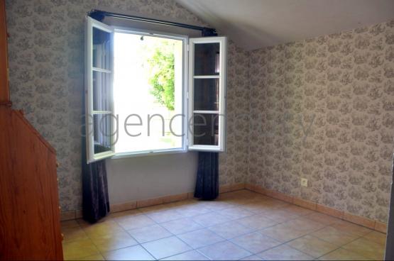 Dans un cadre de vie paisible et verdoyant, environn�e de beaux arbres, cette maison est situ�e � 2.5 kilom�tres du c�ur de Palais. 