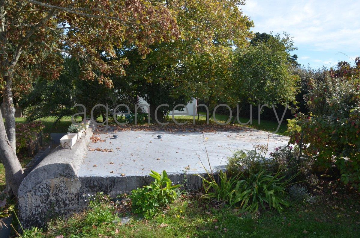 Dans un cadre de vie paisible et verdoyant, environn�e de beaux arbres, cette maison est situ�e � 2.5 kilom�tres du c�ur de Palais. 