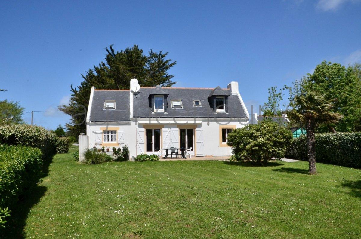 Au centre d'un beau jardin, � l�abri des regards, pratiquement sans vis-�-vis, cette maison b�n�ficie aussi d'une situation de choix. 