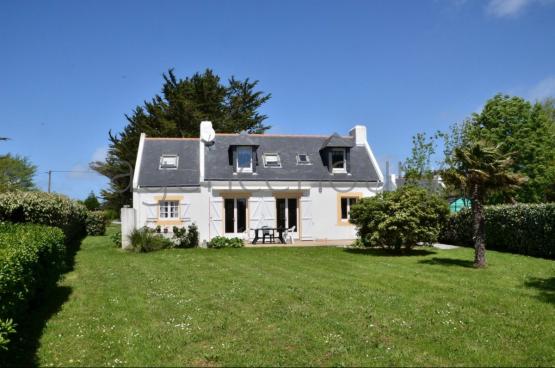 Au centre d'un beau jardin, � l�abri des regards, pratiquement sans vis-�-vis, cette maison b�n�ficie aussi d'une situation de choix. 