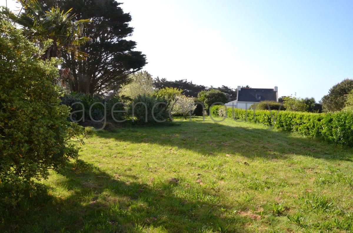 Au centre d'un beau jardin, � l�abri des regards, pratiquement sans vis-�-vis, cette maison b�n�ficie aussi d'une situation de choix. 