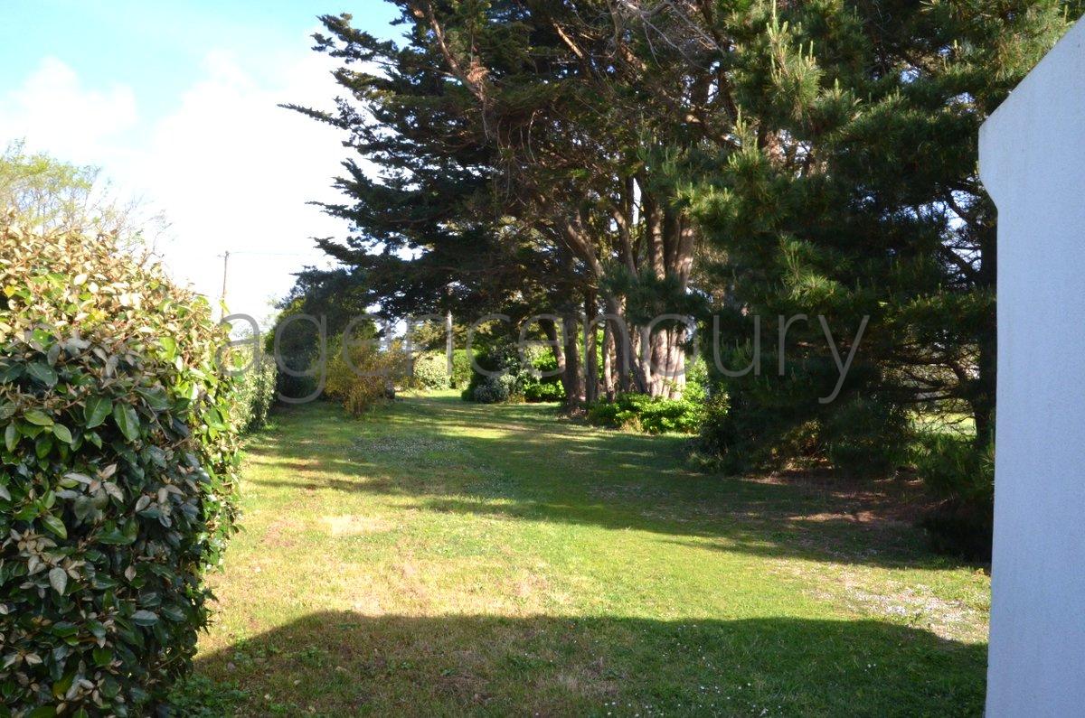 Au centre d'un beau jardin, � l�abri des regards, pratiquement sans vis-�-vis, cette maison b�n�ficie aussi d'une situation de choix. 