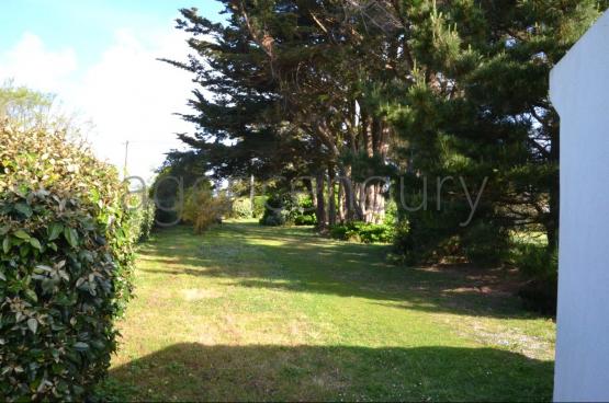 Au centre d'un beau jardin, � l�abri des regards, pratiquement sans vis-�-vis, cette maison b�n�ficie aussi d'une situation de choix. 