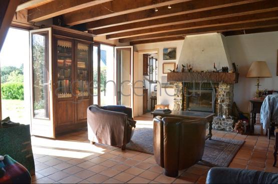 Au centre d'un beau jardin, � l�abri des regards, pratiquement sans vis-�-vis, cette maison b�n�ficie aussi d'une situation de choix. 