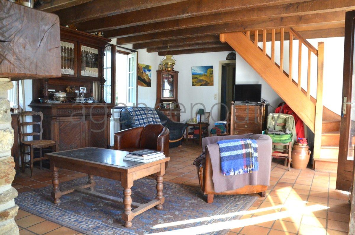 Au centre d'un beau jardin, � l�abri des regards, pratiquement sans vis-�-vis, cette maison b�n�ficie aussi d'une situation de choix. 