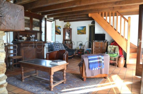 Au centre d'un beau jardin, � l�abri des regards, pratiquement sans vis-�-vis, cette maison b�n�ficie aussi d'une situation de choix. 