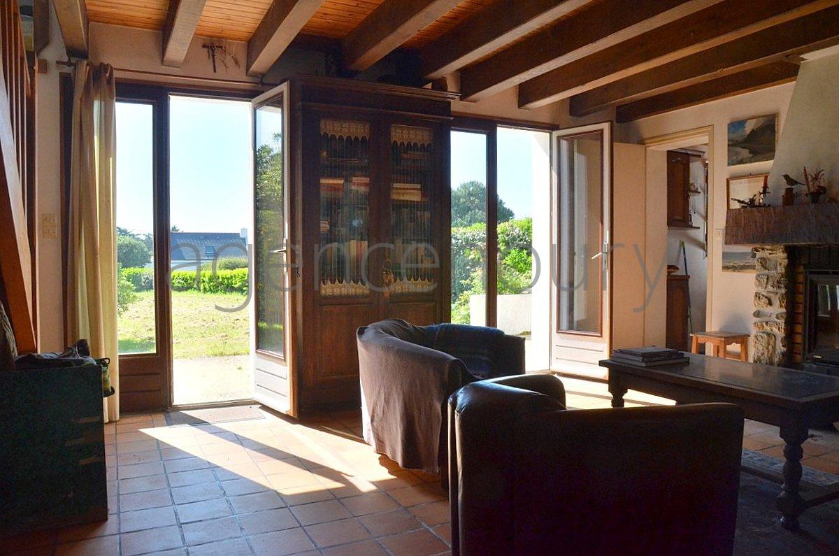 Au centre d'un beau jardin, � l�abri des regards, pratiquement sans vis-�-vis, cette maison b�n�ficie aussi d'une situation de choix. 