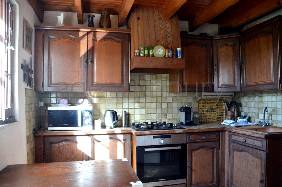 Au centre d'un beau jardin, � l�abri des regards, pratiquement sans vis-�-vis, cette maison b�n�ficie aussi d'une situation de choix. 