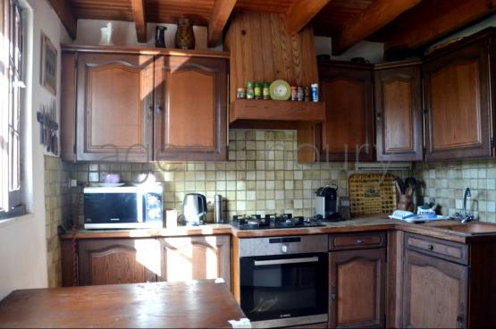 Au centre d'un beau jardin, � l�abri des regards, pratiquement sans vis-�-vis, cette maison b�n�ficie aussi d'une situation de choix. 