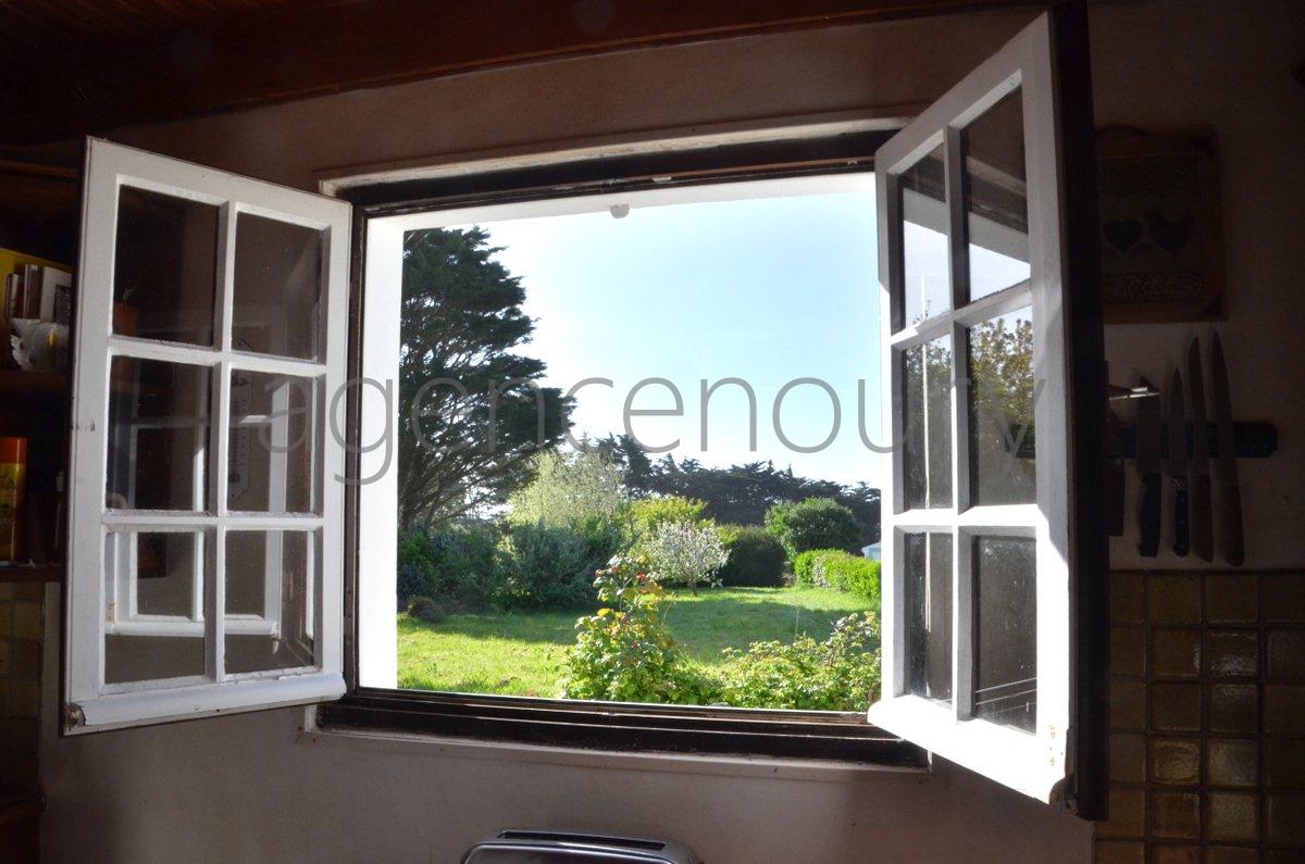 Au centre d'un beau jardin, � l�abri des regards, pratiquement sans vis-�-vis, cette maison b�n�ficie aussi d'une situation de choix. 