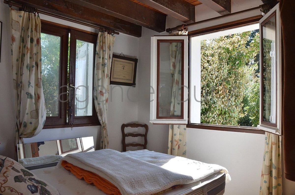 Au centre d'un beau jardin, � l�abri des regards, pratiquement sans vis-�-vis, cette maison b�n�ficie aussi d'une situation de choix. 