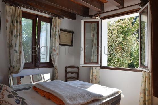 Au centre d'un beau jardin, � l�abri des regards, pratiquement sans vis-�-vis, cette maison b�n�ficie aussi d'une situation de choix. 