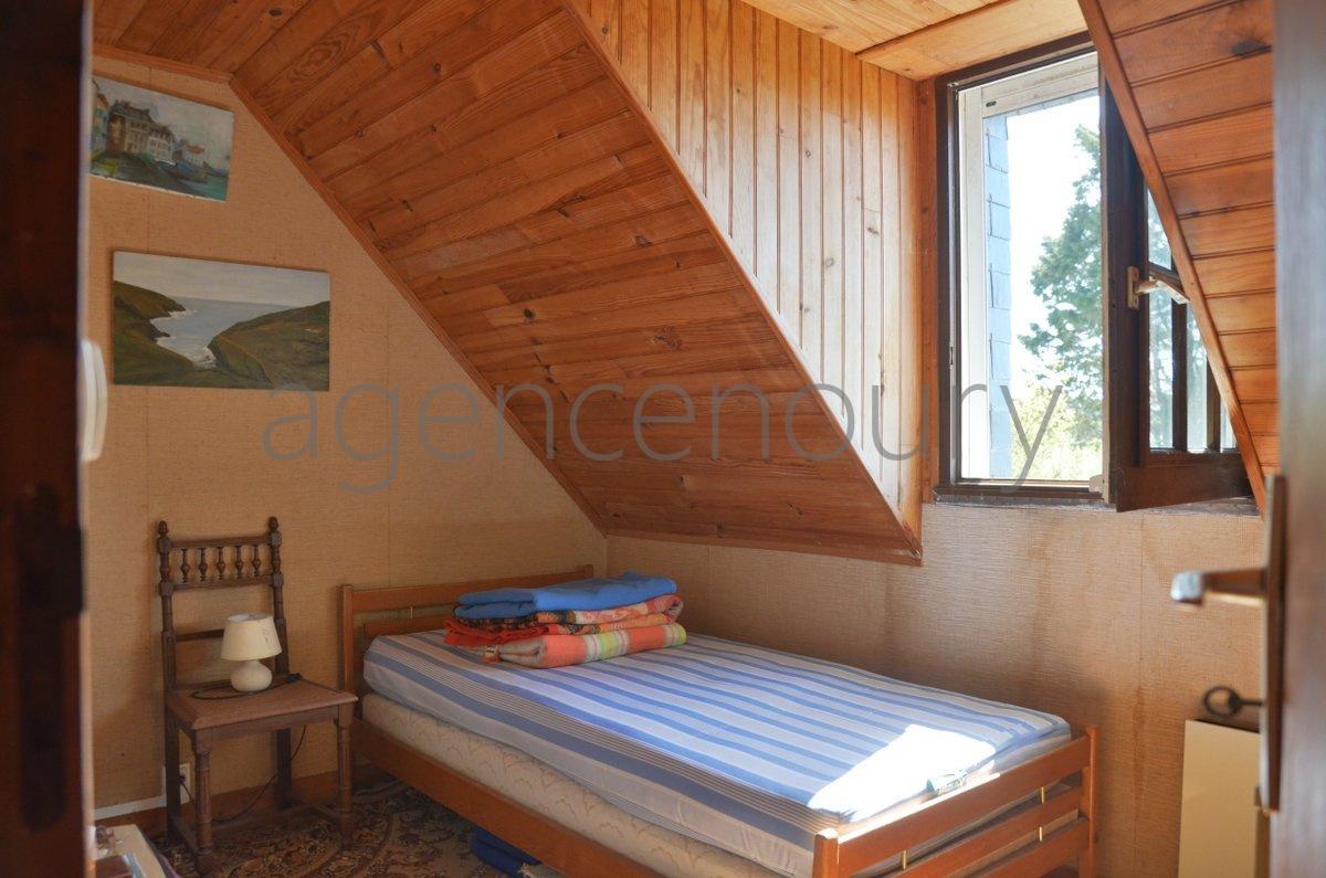 Au centre d'un beau jardin, � l�abri des regards, pratiquement sans vis-�-vis, cette maison b�n�ficie aussi d'une situation de choix. 