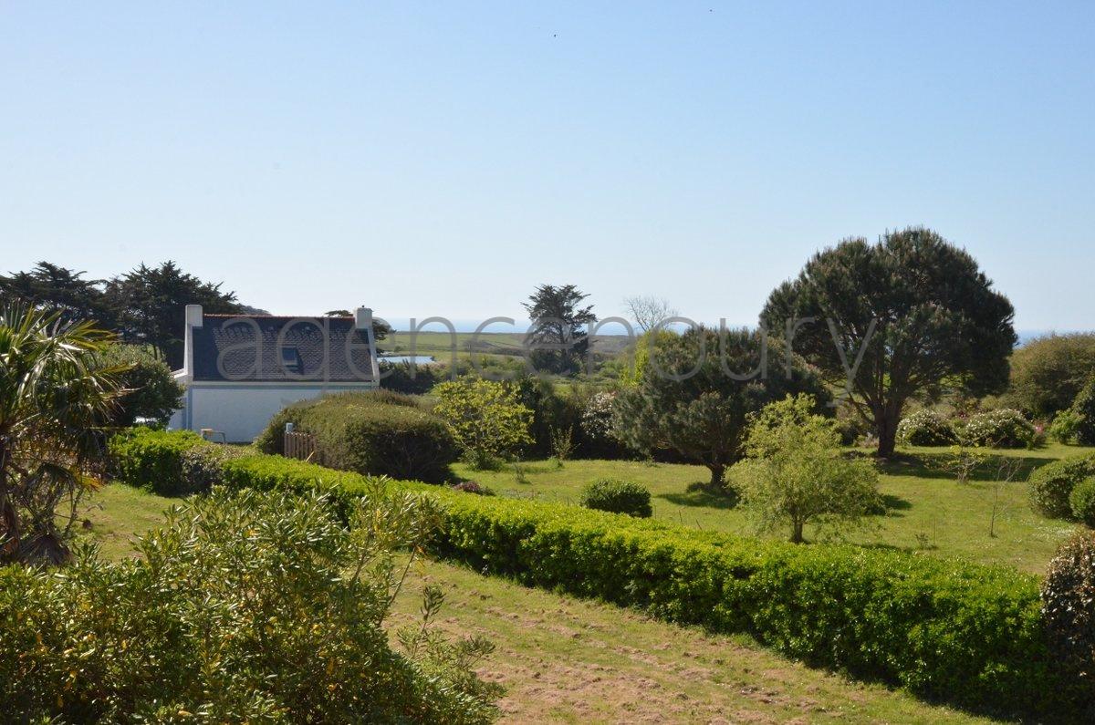 Au centre d'un beau jardin, � l�abri des regards, pratiquement sans vis-�-vis, cette maison b�n�ficie aussi d'une situation de choix. 