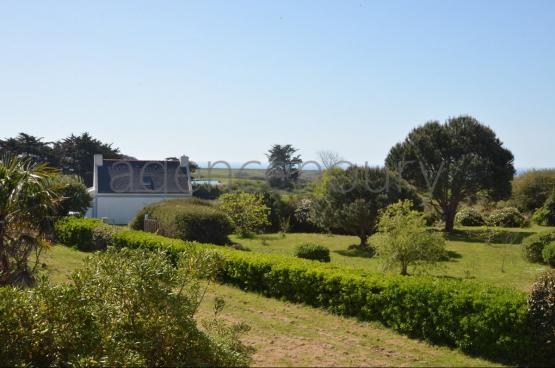 Au centre d'un beau jardin, � l�abri des regards, pratiquement sans vis-�-vis, cette maison b�n�ficie aussi d'une situation de choix. 