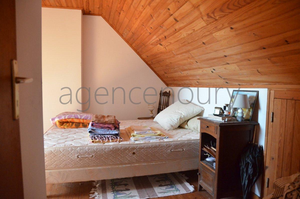 Au centre d'un beau jardin, � l�abri des regards, pratiquement sans vis-�-vis, cette maison b�n�ficie aussi d'une situation de choix. 